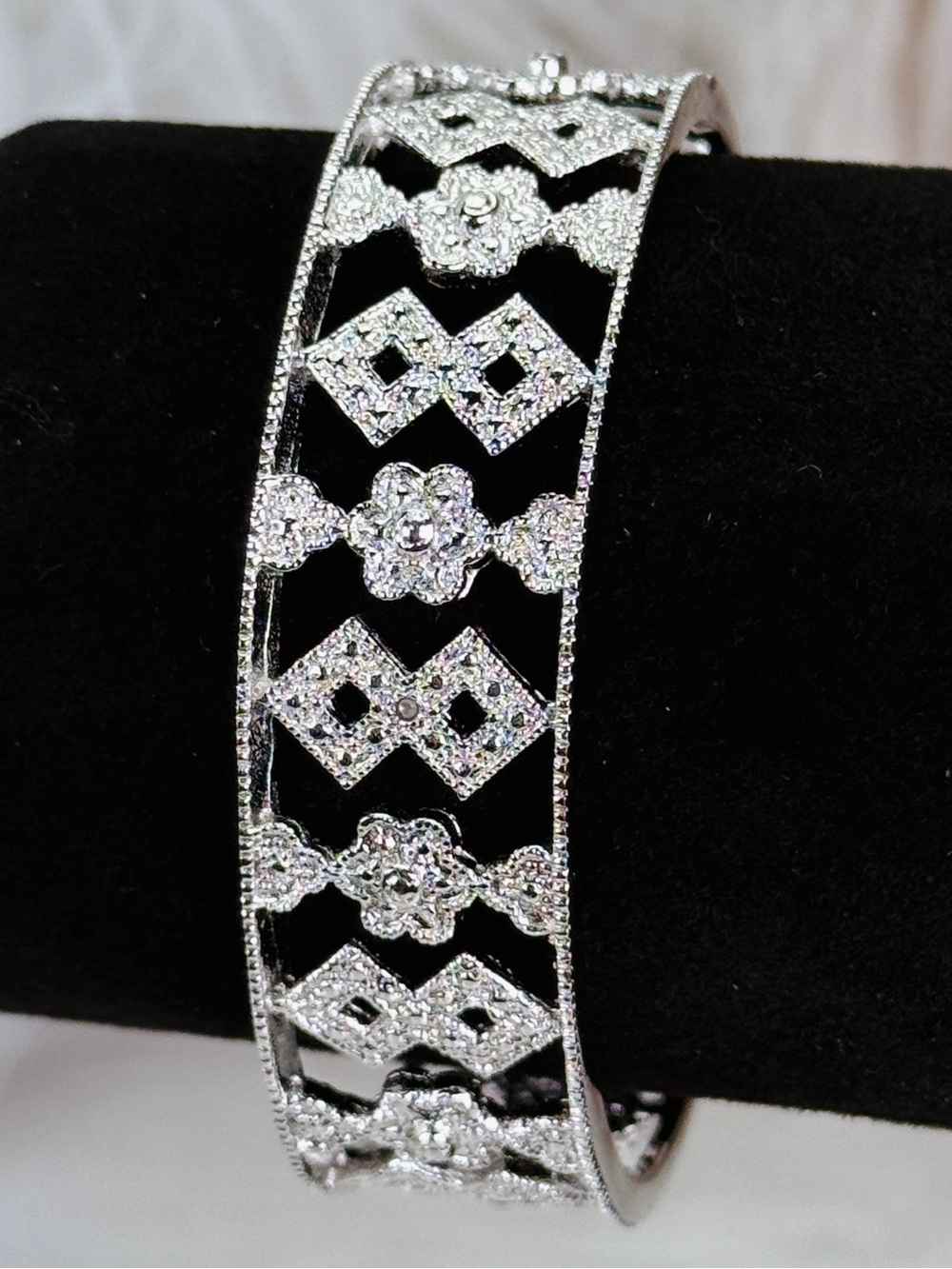Beautiful vintage wideband cut out Silvertone cuff bracelet